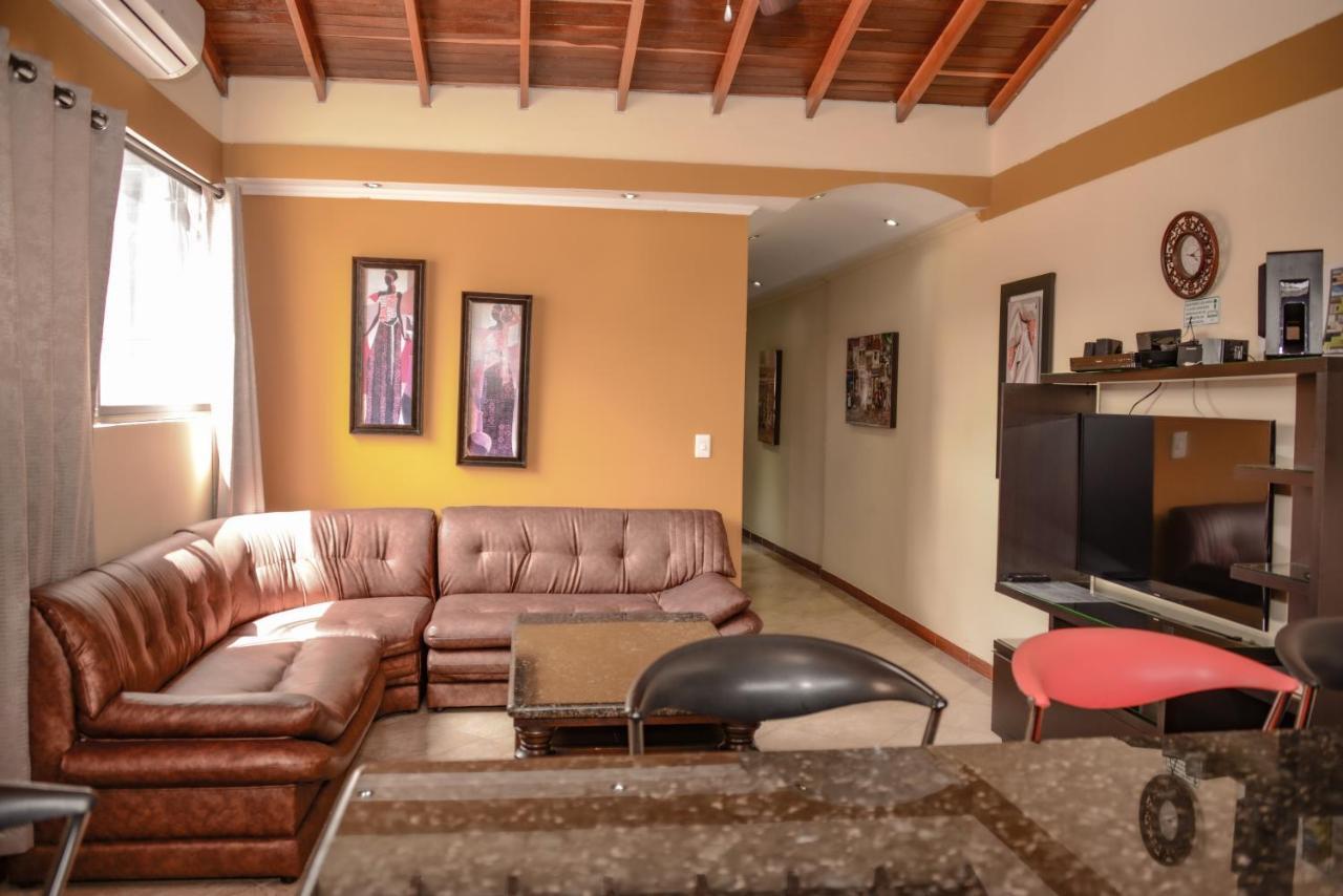 Calle 8 Suites Medellín Eksteriør billede