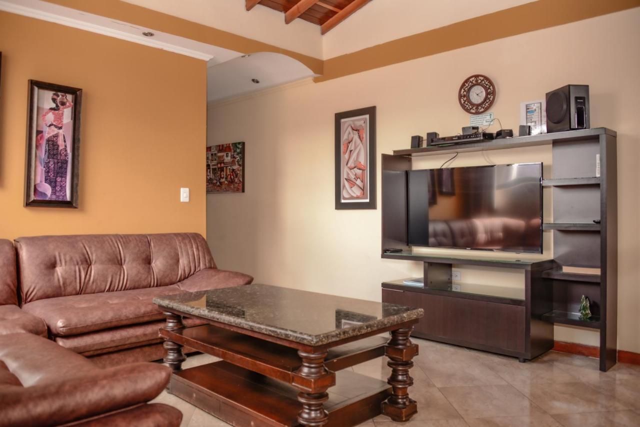 Calle 8 Suites Medellín Eksteriør billede