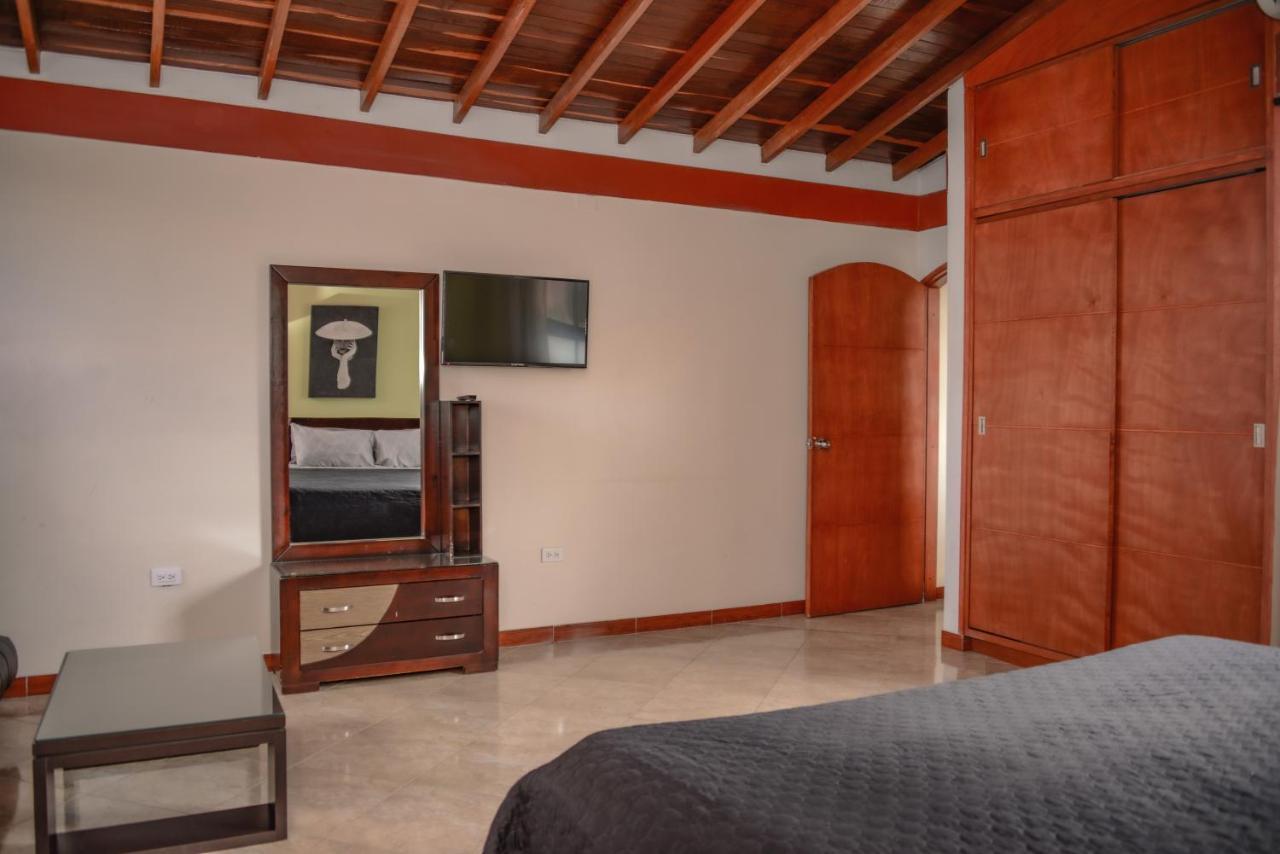 Calle 8 Suites Medellín Eksteriør billede